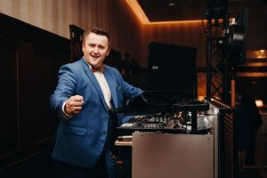 Read more about the article Oprawa muzyczna studniówki – jak się bawi młodzież przed&nbsp;maturą?