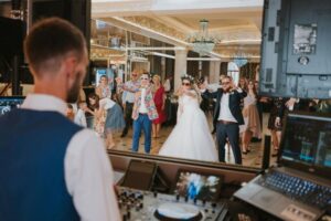 Read more about the article DJ na&nbsp;wesele – czym się kierować przy wyborze?