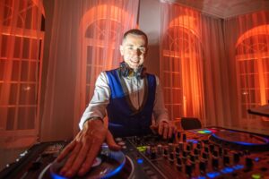 Read more about the article DJ na&nbsp;imprezę – czy&nbsp;warto go&nbsp;zatrudniać?