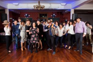 Read more about the article Oprawa muzyczna imprezy firmowej – integracja w&nbsp;dobrym stylu