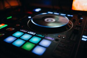 Read more about the article Ile kosztuje DJ na&nbsp;18-stkę w&nbsp;2027 roku? Ceny i&nbsp;zakres usługi