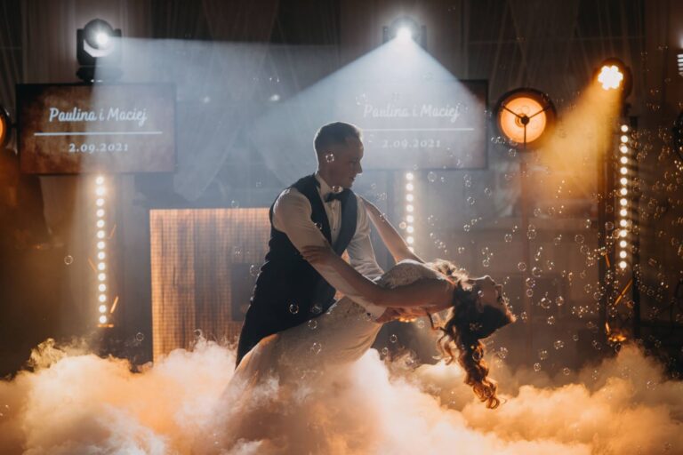 Read more about the article Pierwszy taniec na&nbsp;weselu – co&nbsp;ustalić z&nbsp;DJ-em, salą i&nbsp;foto-video?