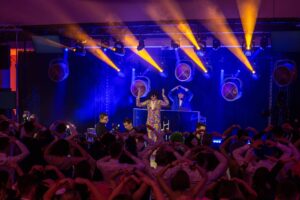 Read more about the article DJ na&nbsp;imprezę – czy&nbsp;warto go&nbsp;zatrudniać?