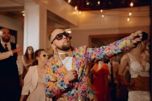 Read more about the article DJ czy&nbsp;zespół – co&nbsp;wybrać na&nbsp;wesele?